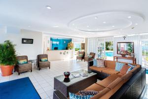 格罗斯岛Bay Gardens Marina Haven的客厅配有沙发和椅子
