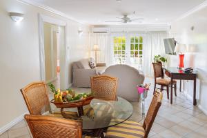 格罗斯岛海湾花园酒店的客厅配有带一碗水果的桌子