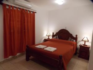 ChicoanaPortal De Los Valles的一间卧室配有一张床,上面有两条毛巾