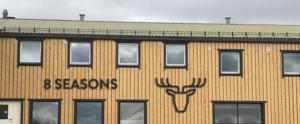 Varangerbotn8 SEASONS的一座建筑,上面有一只鹿