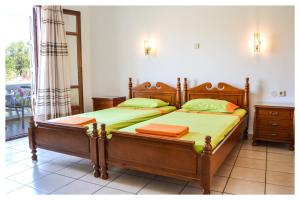弗赖Blue Sky的一间卧室配有一张带绿色床单的木床。