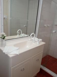 凯恩斯凯恩斯湖中央公寓的浴室设有白色水槽和镜子