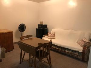 沙德伦Motel Grand的一间卧室配有一张床、一张桌子和一张书桌
