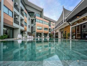 奈扬海滩Phuket Airport Place - SHA Plus的一座建筑物中央的游泳池