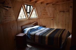 Santa BárbaraDomos Nelkewue的小木屋内一间卧室,配有一张床