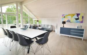 克兰尼茨Nice Home In Rdby With Wifi的一间配备有白色桌椅的用餐室