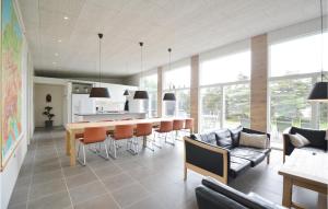 埃贝尔托夫特Nice Home In Ebeltoft With Wifi的厨房以及带桌椅的起居室。