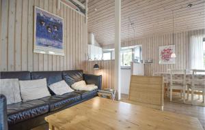 FemmøllerCozy Home In Ebeltoft With Sauna的客厅配有沙发和桌子