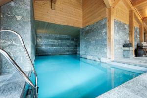 梅杰夫盐片酒店的木屋内的蓝色海水游泳池