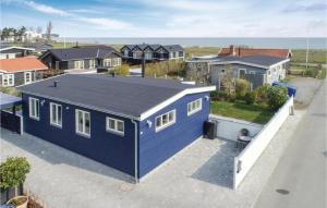 尼堡Awesome Home In Nyborg With Wifi的郊区蓝色房子的空中景观