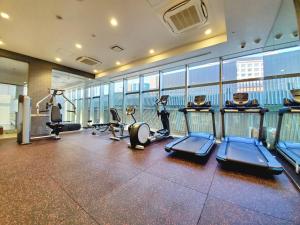 奈良奈良皮亚扎酒店的大楼内带跑步机和有氧器材的健身房