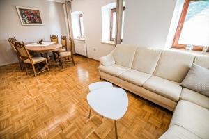 LjubnoHoliday Home Mountain View的客厅配有沙发和桌子