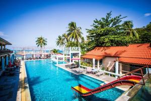 哈林海滩天堂别墅酒店的度假村的游泳池,滑梯