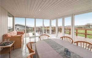 Helnæs ByStunning Home In Ebberup With Kitchen的客厅配有桌子和沙发