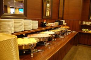 敦贺市敦贺站前路线酒店的盘子和碗的自助餐