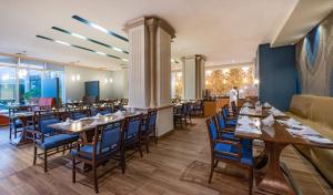 Ramada Hotel & Suites by Wyndham Al Qassim餐厅或其他用餐的地方