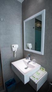 雪邦Hotel 99 Sepang KLIA & KLIA2的浴室设有白色水槽和镜子