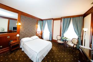 雅西精选酒店的酒店客房带一张床、椅子和窗户