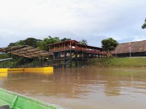 MacedoniaHospedaje y tours Reina Arriera amazonas colombia的一座被水环绕的建筑