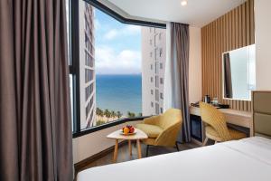 芽庄Lucky Sun Hotel Nha Trang Beach的酒店客房享有海景