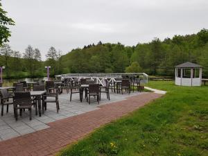 黑尔姆施泰特昆兰霍夫酒店的一个带桌椅的庭院和一个凉亭