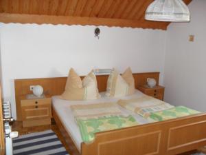 圣斯蒂凡安德哇慕斯度假公寓的一间卧室配有一张大床和木制床头板