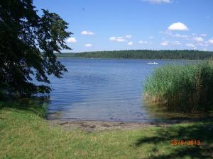 CanowCanow的享有湖泊美景,在水中划船
