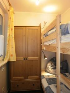 CanowCanow的一间卧室配有两张双层床和一个衣柜