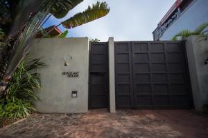 乌纳瓦图纳Sergeant House Boutique Villa & Private Beach的车库门,上面写着字眼,开新房子
