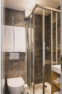 琪纳尔琪纳尔彭特酒店的一间带卫生间和淋浴的浴室