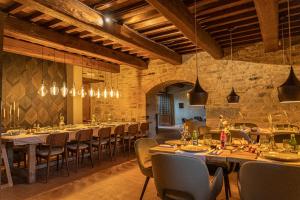Borgo Castello Panicaglia餐厅或其他用餐的地方
