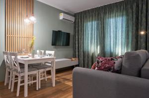 大特尔诺沃Adel Apartments的客厅配有白色桌子和沙发