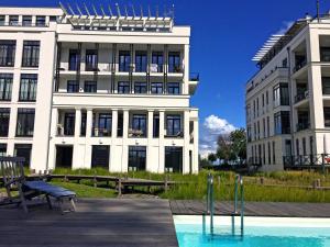 奥斯赛拜-塞林Villa Philine - Apt. 24 Theresa的建筑前的一座带游泳池的建筑