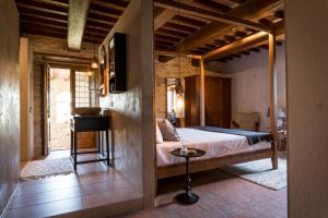 诺切劳恩布拉Borgo Castello Panicaglia的卧室配有一张床