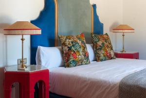 贝赫尔-德拉弗龙特拉La Casa del Torero的一间卧室配有一张带两张桌子和两盏灯的床。
