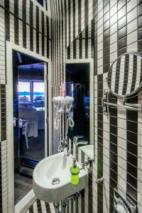 扎达尔广场精品旅馆的一间带水槽和镜子的浴室