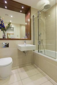剑桥米尔公园城市住宿公寓的浴室配有卫生间、盥洗盆和淋浴。