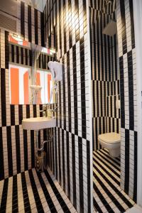 扎达尔广场精品旅馆的浴室设有黑色和白色的瓷砖墙