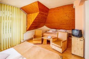 圣格奥尔基Hotel Castel的一间卧室配有一张床和一台电视。