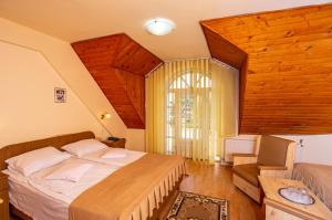 圣格奥尔基Hotel Castel的一间卧室配有一张床、一张沙发和一个窗口