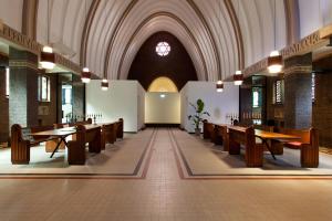 多尔威尔斯B&B de Kerk的一座拥有木 ⁇ 和拱形天花板的教堂