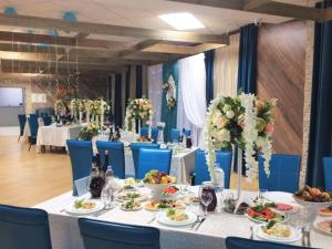 喀山加加恩旅馆酒店的一间配备有桌子和蓝色椅子的用餐室