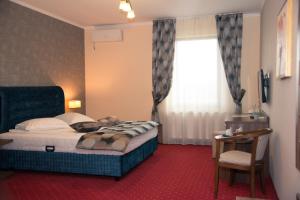 锡比乌斯蒂法尼酒店的酒店客房设有床和窗户。