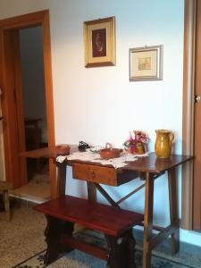 圣维托诺曼La casa della nonna in Salento的配有木桌的客房