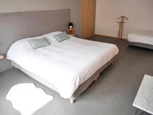 里尔Le Chat Qui Dort - Suites的一张带两个枕头的大白色床