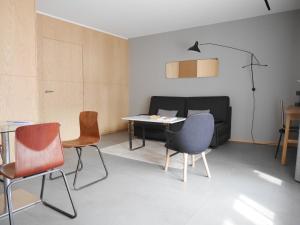 里尔Le Chat Qui Dort - Suites的一间带椅子、桌子和沙发的房间