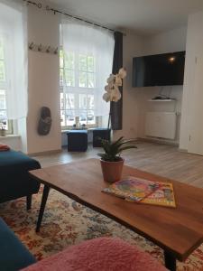 波茨坦Studioapartment L46 - in exklusiver Innenstadtlage的客厅配有咖啡桌和电视