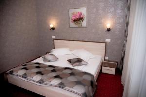 锡比乌斯蒂法尼酒店的一间卧室配有一张带两个枕头的床
