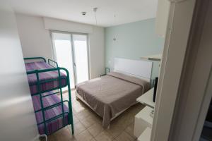 瓦斯托Residenza Alpaluba的一间卧室配有两张双层床和镜子