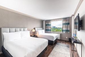 华盛顿The River Inn的酒店客房设有两张床和窗户。